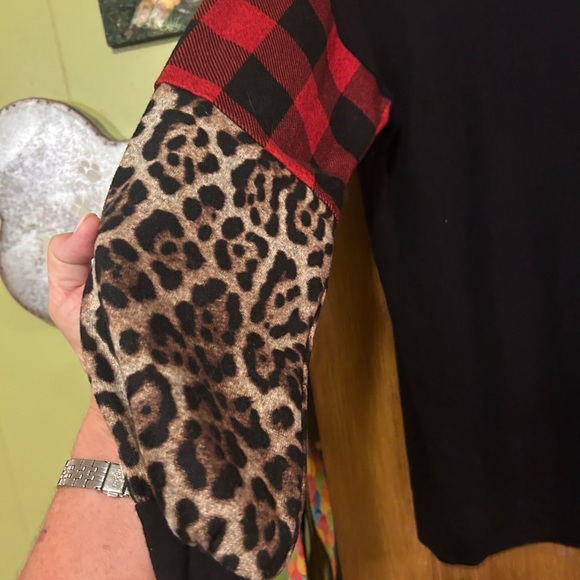 *Boutique* Beautiful black dress shirt with red checkered and leopard print XL - Picture 4 of 6